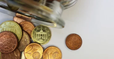 pieces de monnaie sur une table