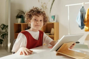 un enfant souriant souriant devant un ordinateur portable