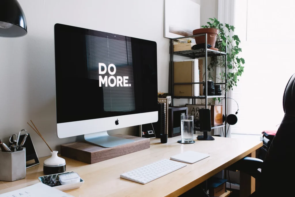 Ordinateur sur un bureau