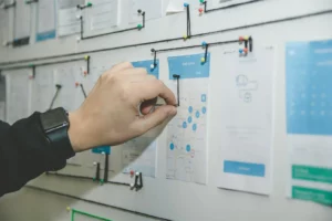 personne travaillant sur du papier bleu et blanc à bord