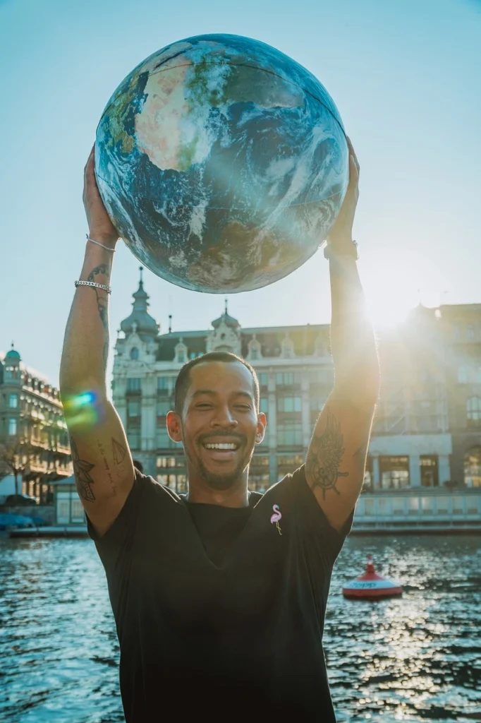 Personne qui porte un globe langues étrangères